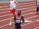 Amerian Grant Holloway bhem rozbhu závodu na 110 m pekáek na mistrovství...