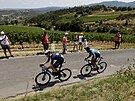 Matteo Jorgenson (vlevo) a Alexis Gougeard bhem úniku v estnácté etap Tour...