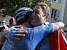 RADOST. Hugo Houle (vpravo) se raduje z vítzství estnácté etap Tour de...