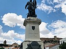 Pomník Hernanda Cortése ve panlském Medellínu. V pozadí se tyí stedovká...