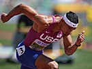 Amerian Michael Norman pi rozbhu závodu na 400 metr na mistrovství svta v...