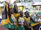 Vítzné jamajské trio v bhu na 100 metr na mistrovství svta v Eugene.