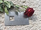 Skromn tabulka na dom v Horn Lidi pipomn osud politickho vzn Jana...