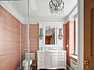 Koupelna je sice zrekonstruovaná, ale drí styl celého interiéru.