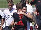 Robert Lewandowski se louí s Bayernem Mnichov, po tréninku objímá trenéra...