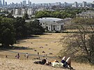Lidé ve sluncem spáleném parku v Greenwichi, Londýn. Británie vydala ervenou...