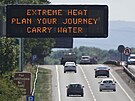 Upozornní ped vysokými teplotami na silnici A19 ve smru na Teesside, Anglie...