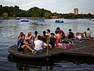 Lidé bhem vlny veder na molu v Hyde Parku, Londýn (17. ervence 2022)