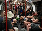 Lidé v londýnském metru bhem letní vlny veder, která zasáhla Británii (18....