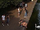 Lidé sedí u vodní plochy v Hyde Parku, Londýn bhem vlny veder v Británii....