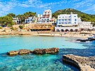 Ostrov Ibiza je luxusním ostrovem, který pitahuje také mnohé celebrity.