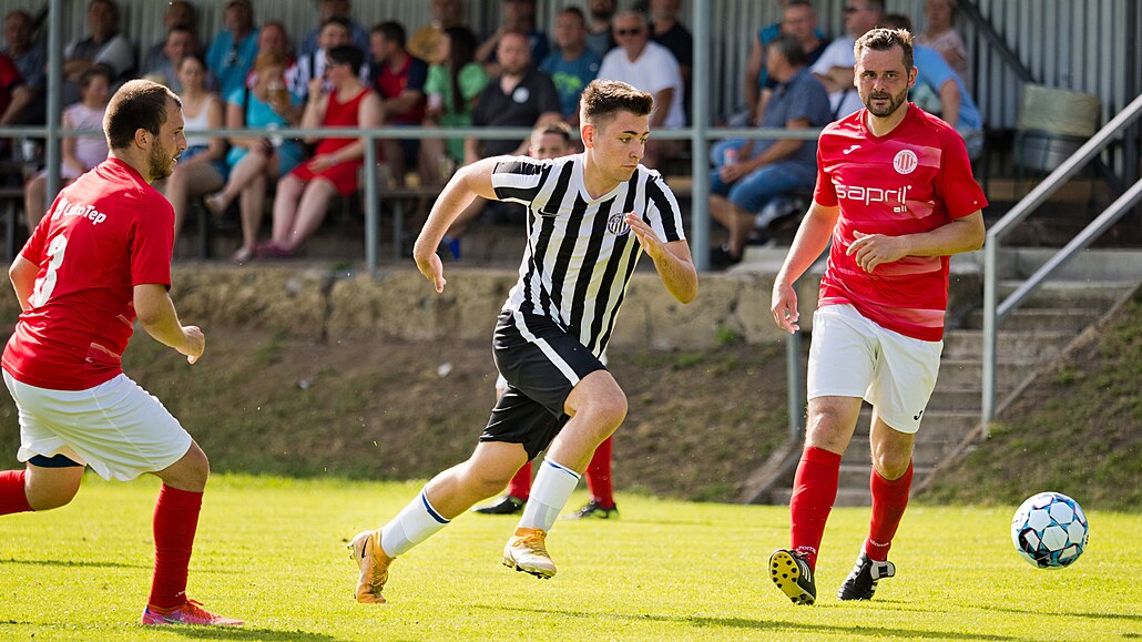 Jaroslav Kugler (v pruhovaném), fotbalista Mojíe.