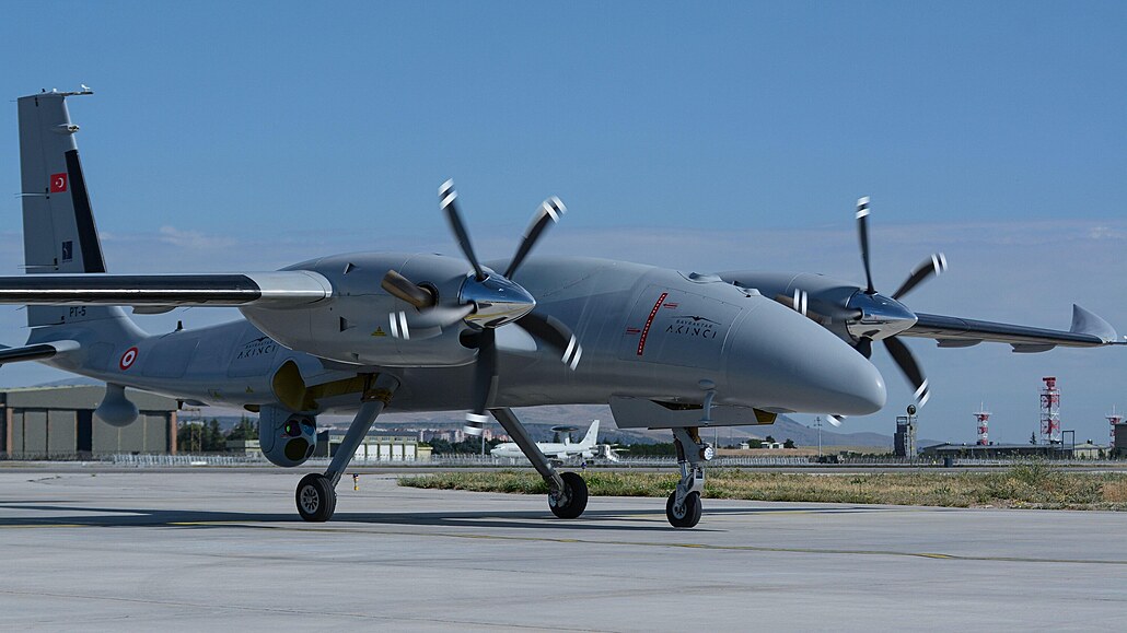 Bezpilotní letouny Bayraktar ve výcvikovém a testovacím stedisku v Turecku...