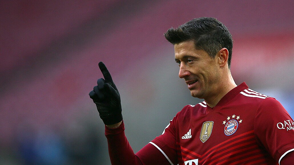 Robert Lewandowski, kanonýr Bayernu Mnichov, se raduje ze svého gólu.