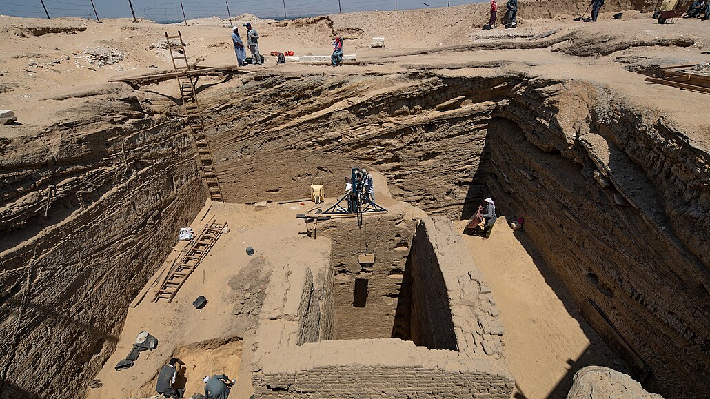 Archeologický výzkum Vahibre-meri_Neitovy poh�ební �achty obklopené p�vodní...