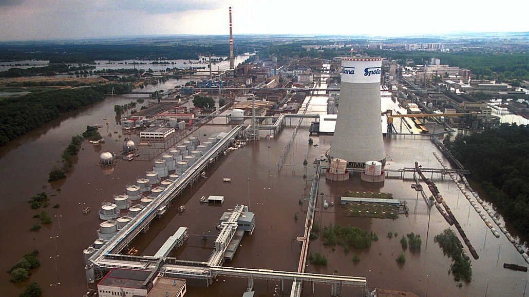 Zaplavená Spolana Neratovice. Povodn 2002.
