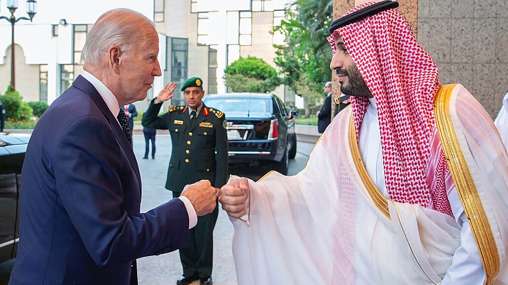 Ped královským palácem se saúdský korunní princ Muhammad bin Salmán s...