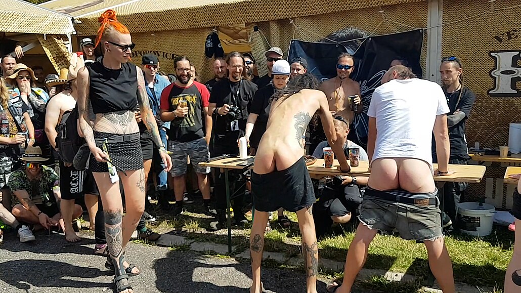 Extrémní festival dr�í tradici, za�al závodem v popelnicích a bi�ováním