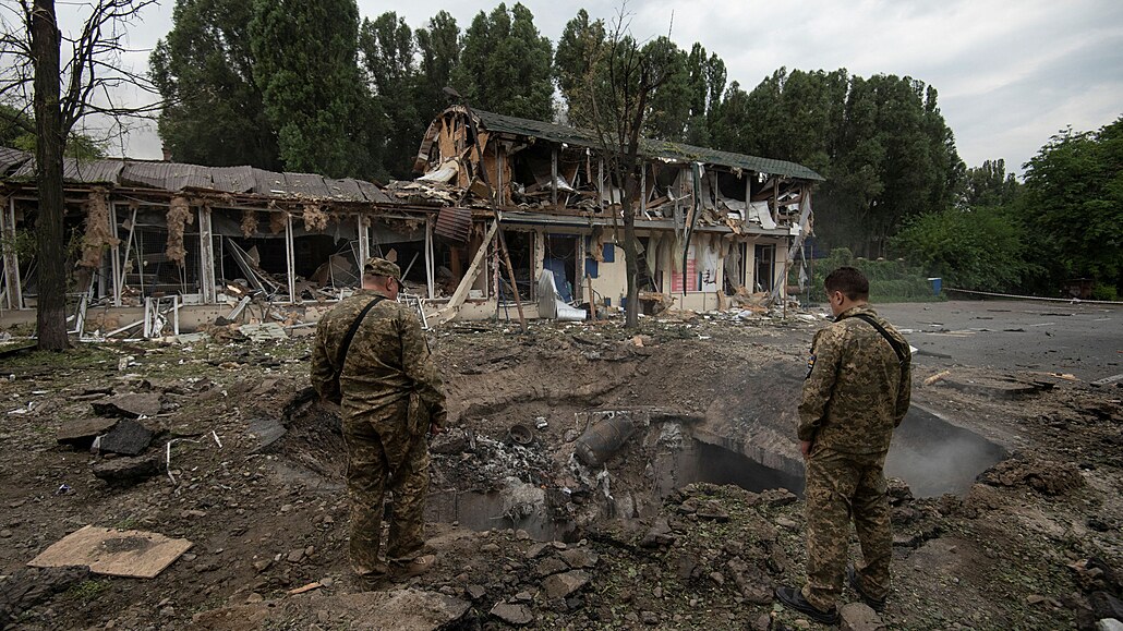 Ukrajintí vojáci obhlíejí následky ruského útoku v Dnipru. (16. ervence 2022)