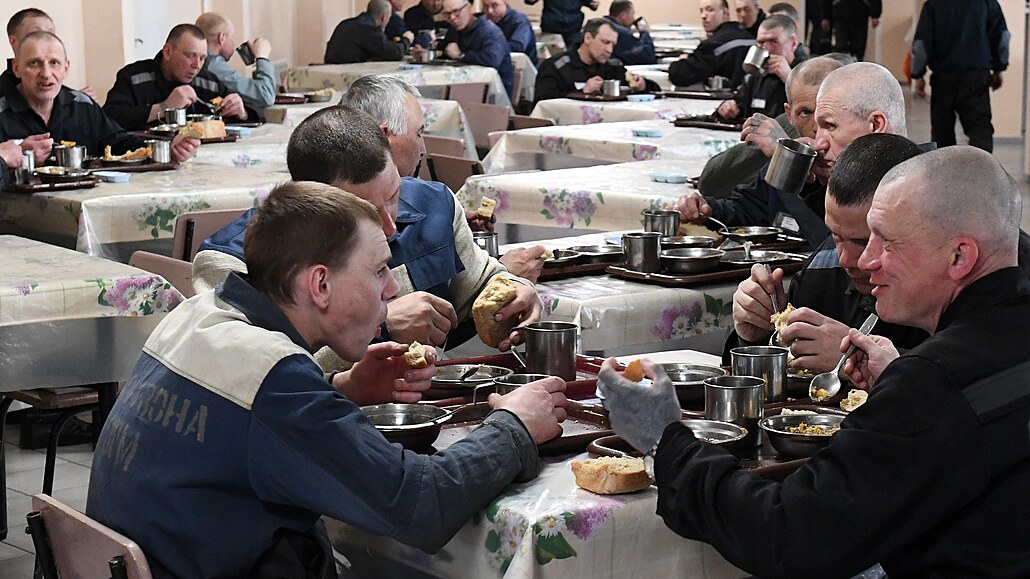 Odsouzení obdvají v jídeln muské kolonie s vysokou ostrahou u Krasnojarsku v...