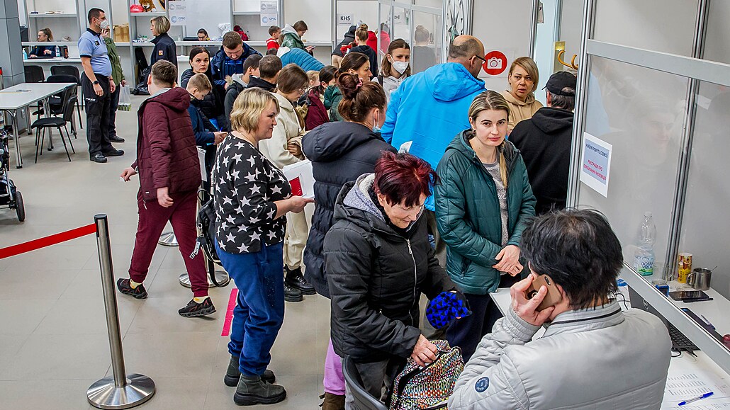 Uprchlíci z Ukrajiny na eskobudjovickém letiti v odbavovacím terminálu (10....