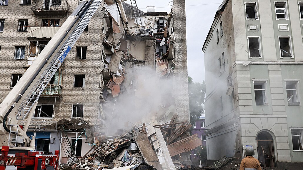 Následky ruského ostelování Charkova. Raketový útok zasáhl estipodlaní...