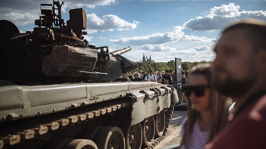 Výstava znekodnné ruské vojenské techniky na Letné v Praze. (11. ervence...