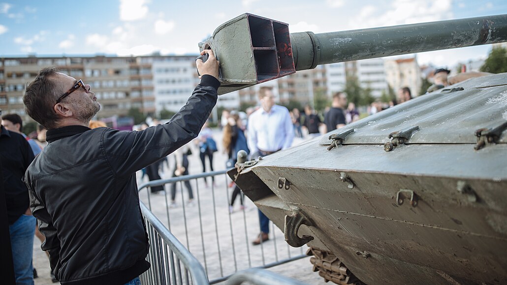 Výstava zne�kodn�né ruské vojenské techniky na Letné v Praze. (11. �ervence...