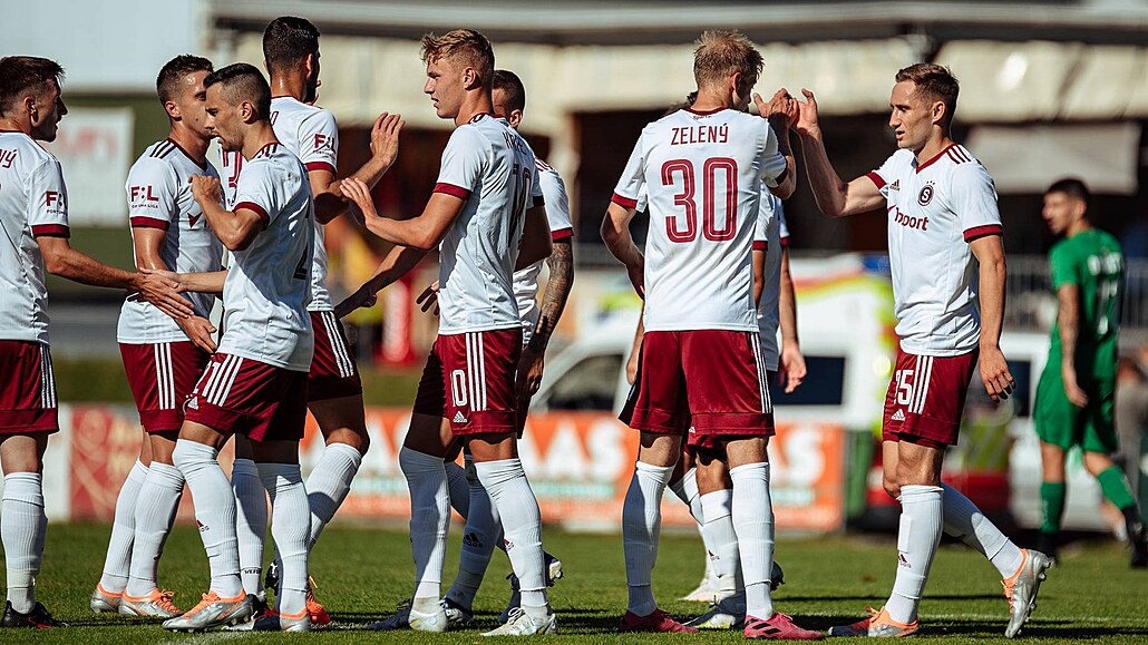 Spar�anský úto�ník Jan Kuchta (vpravo) p�ijímá gratulace od spoluhrá�� v...