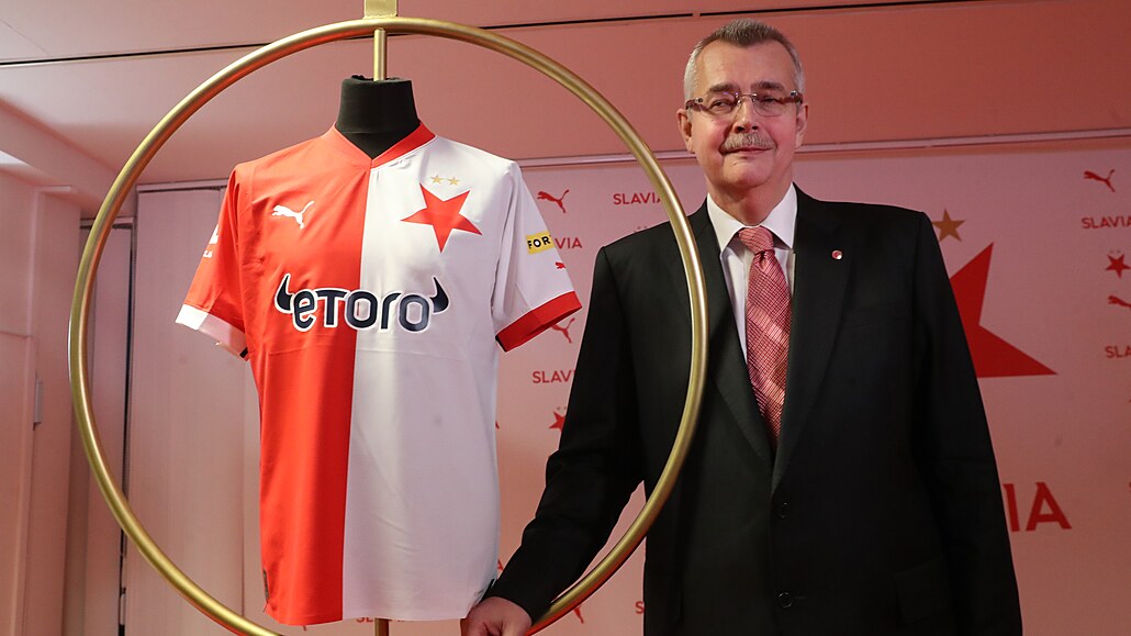 �éf p�edstavenstva fotbalové Slavie Jaroslav Tvrdík pózuje s novým dresem.
