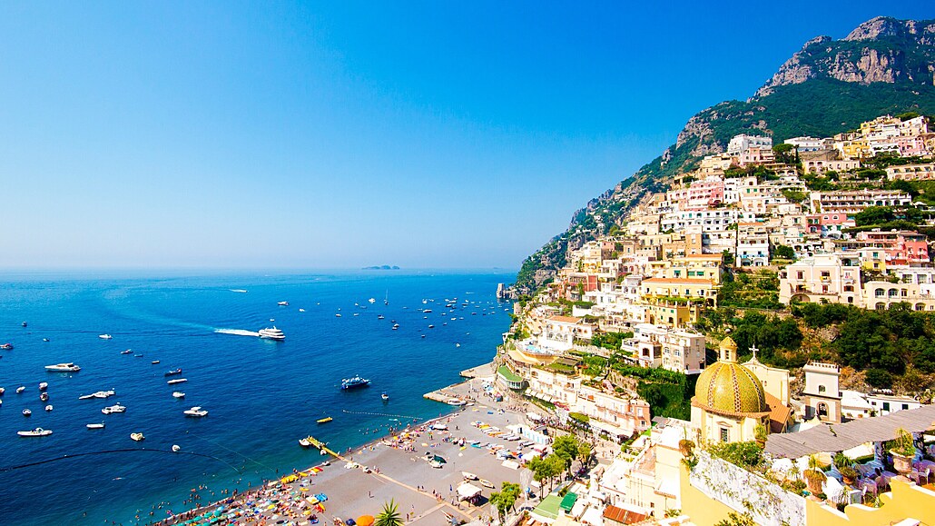 Italské m�sto Positano na turisticky oblíbeném Amalfitánském pob�e�í.