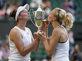 �eské tenistky Barbora Krej�íková a Kate�ina Siniaková oslavují vít�zství na...
