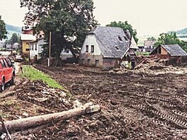 Po opadnutí vody zstala v Zátoru na Bruntálsku ped ptadvaceti lety jen...