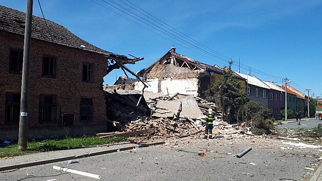 Vbuch v Olanech u Prostjova zcela zniil rodinn dm, pokozen jsou i dal domy v okol. (18. ervence 2022)