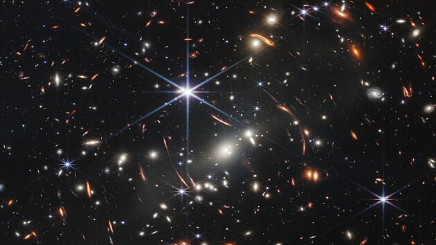 Kupa galaxi SMACS 0723. Prvn zveejnn infraerven snmek vzdlenho vesmru z teleskopu Jamese Webba