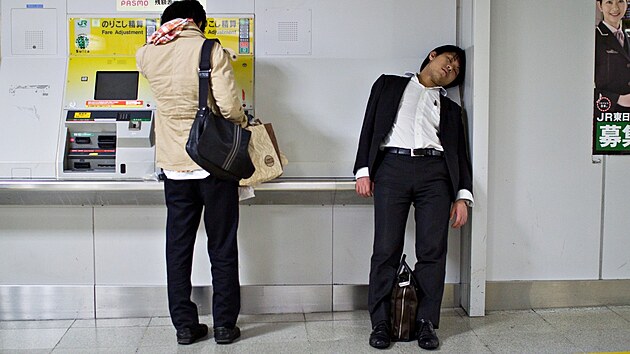 Japonské společnosti Itoki a Koyoju se spojily k výrobě „schránek na spaní“, jež mají ozdravit podmínky na pracovišti. Podle agentury Bloomberg půjde o vertikální schrány, do nichž se budou moci znavení zaměstnanci zavřít a dopřát si odpočinek.