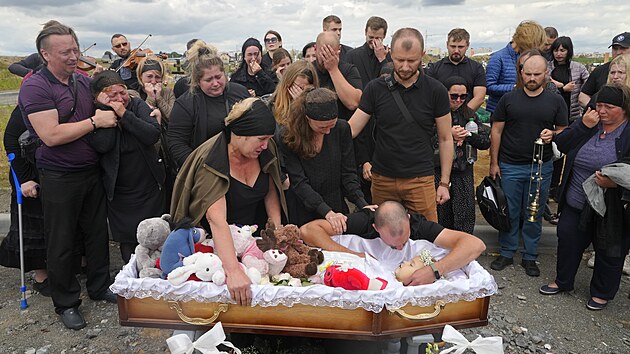 V ukrajinsk Vinnycji se lid pili lid rozlouit se tyletou Lizou, kter zemela pi ruskm toku. (17. ervence 2022)