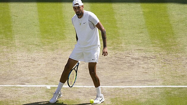 Nick Kyrgios odehrává míek stylov mezi nohama ve finále Wimbledonu.