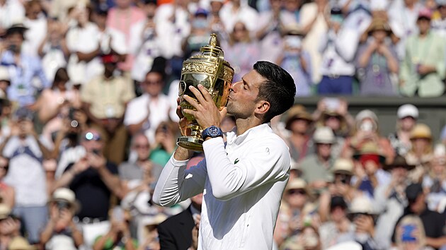 Novak Djokovi lb trofej pro vtze Wimbledonu.