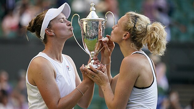 esk tenistky Barbora Krejkov a Kateina Siniakov oslavuj vtzstv na Wimbledonu.