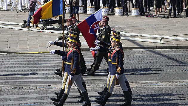 Jednotky z Rumunska a ze Slovensk republiky proly vojenskm prvodem u pleitosti oslav 233. vro dobyt Bastily. (14. ervence 2022)