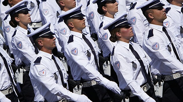 Francouzt policist a policistky pochoduj vojenskm prvodem u pleitosti oslav 233. vro dobyt Bastily. (14. ervence 2022)