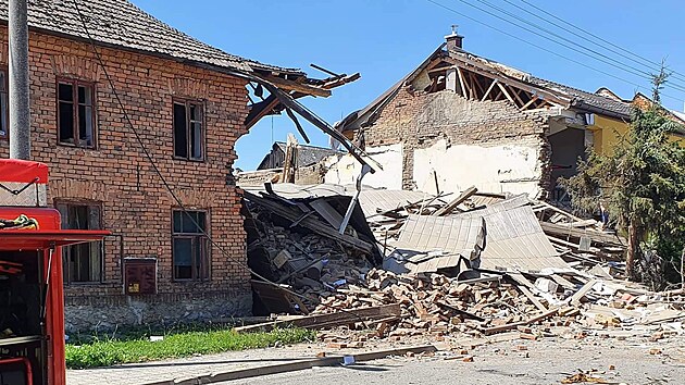 V Olanech u Prostjova vbuch zniil rodinn dm. Pokodil i dva domy v okol, zhruba dvacet budov ve vsi m vybit okna. (18. ervence 2022)