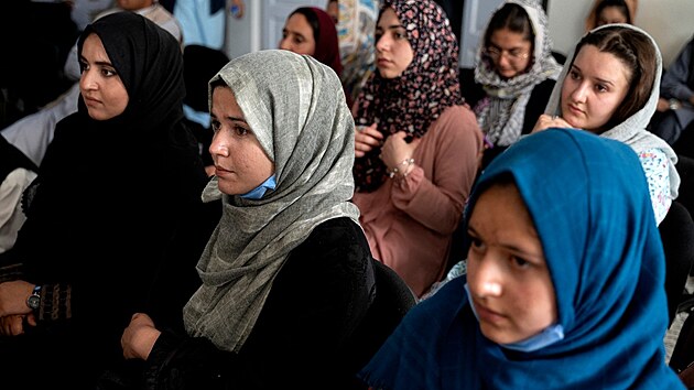 Afghánské ženy se v Kábulu účastní každoročního setkání básnířek, které se konalo poprvé od chvíle, co se Taliban dostal k moci a zbavil ženy mnoha práv a svobod. (7. července 2022)