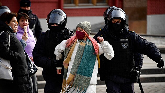Policist v Moskv zadreli enu bhem protestu proti rusk invazi na Ukrajin. (13. bezna 2022)