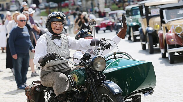 Oficilnho programu srazu veteranist Mezi dvma branami v Teli se mohou astnit automobily a motocykly vyroben do roku 1939.