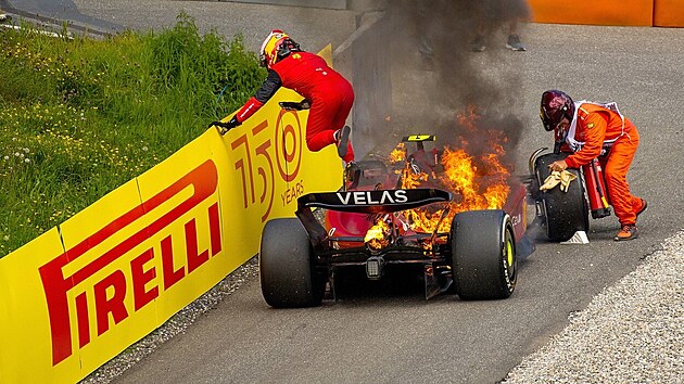 Carlos Sainz musel urychlen vyskoit ze svho vozu ped slcmi plameny.