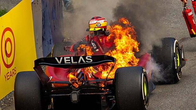 Carlos Sainz odstavoval svj vz, zatmco jeho motor vzplanul v ohe.