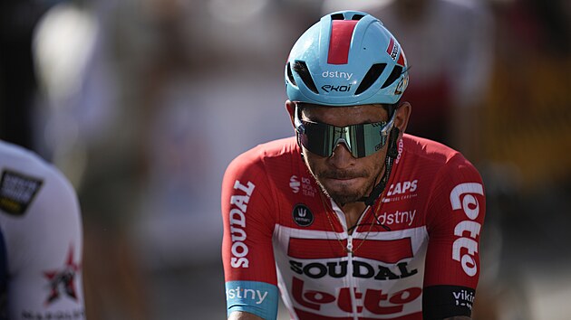 Zklaman australsk sprinter Caleb Ewan (LottoSoudal) v cli 13. etapy Tour de France, v n si po tvrdm pdu na vozovku odel koleno i loket.