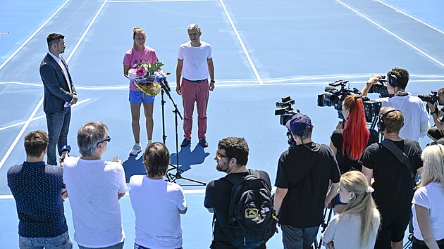 Tiskov briefing na centrlnm kurtu ped startem turnaje WTA 250 Livesport Prague Open